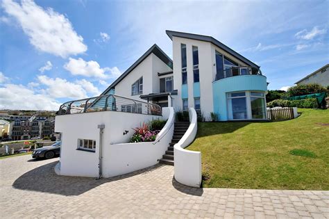 Sea house - A beautiful five bedroom detached beach-fronted house with direct beach access and stunning sea views, impressive 3065 sq.ft. approx. floor area, set in 0.20 acres of private gardens with panoramic sea views, cinema room, living room, reading room and tv rooms, three bathrooms- en-suite bathroom-...